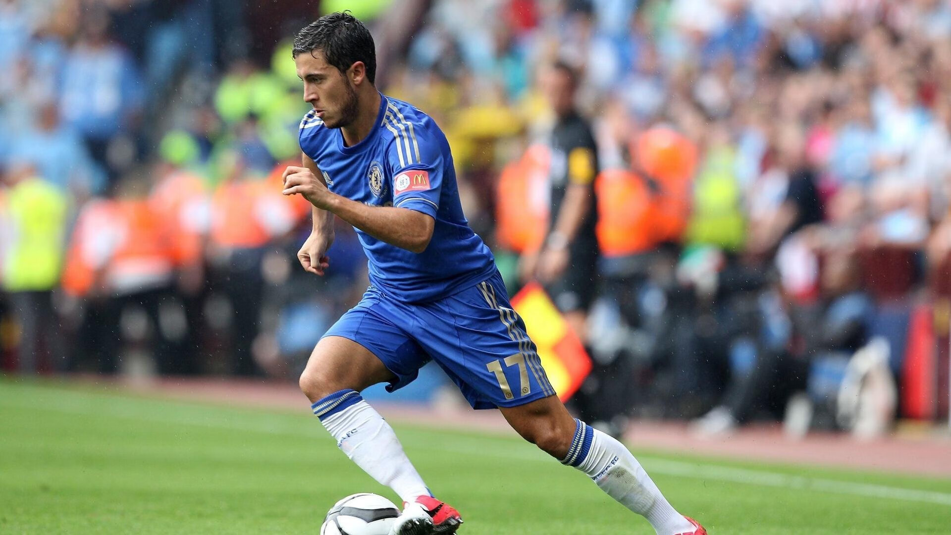 拜仁强调边路传中，队员精准传球成胜负关键，拜仁传奇边后卫