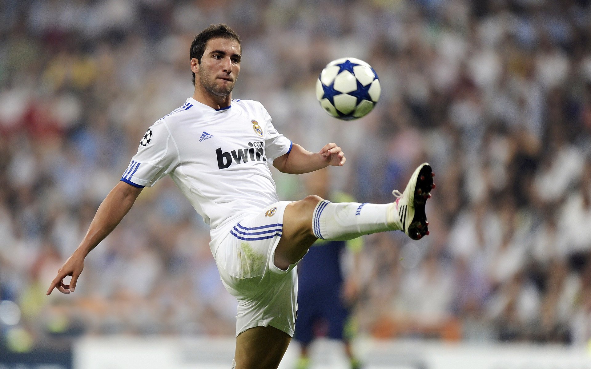 皇马历史性的5连胜，稳坐积分榜首，皇马历年联赛成绩统计