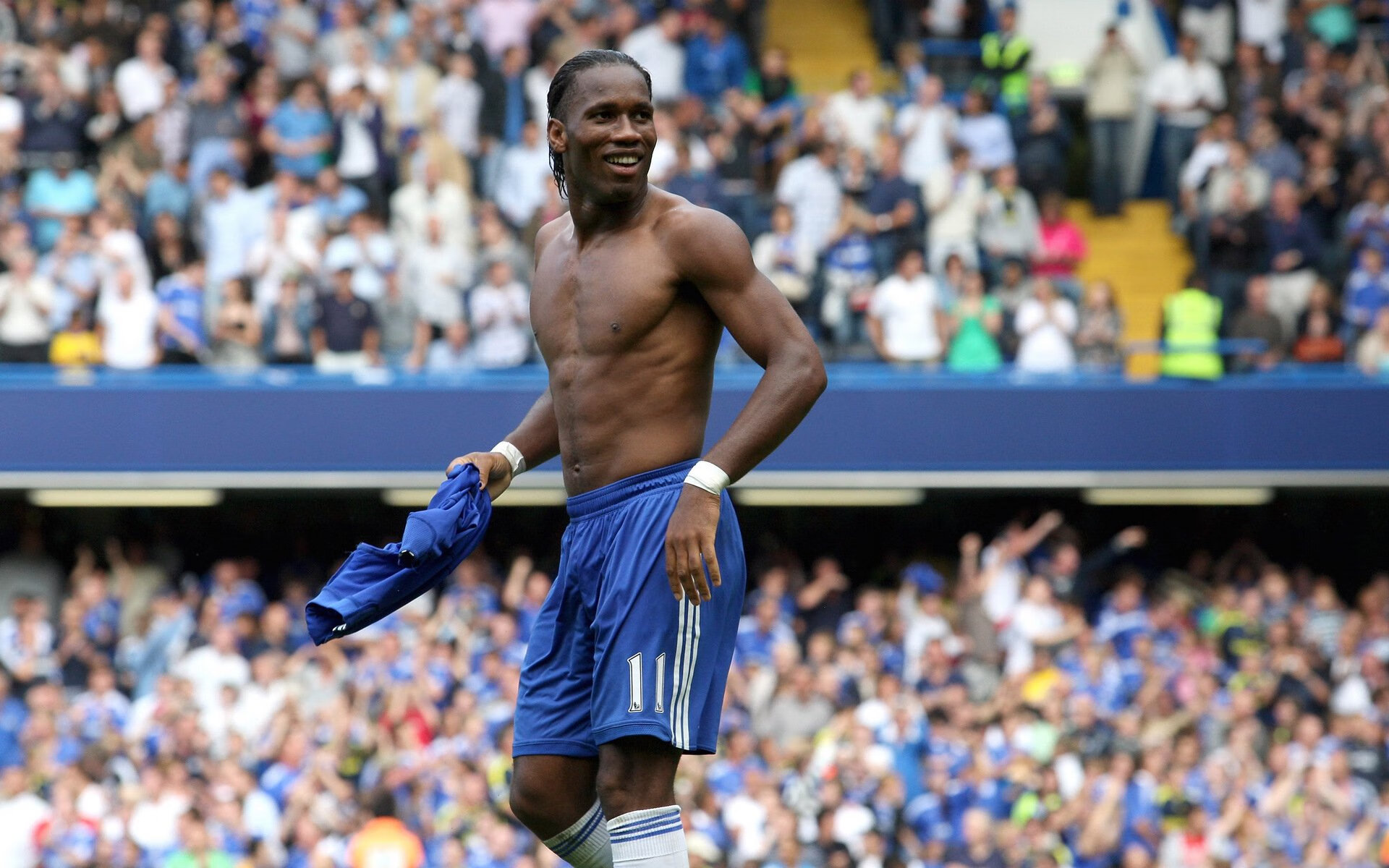 萨拉赫在对阵曼联的比赛中上演帽子戏法,萨拉赫对曼联那个进球不越位嘛